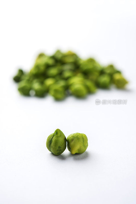 新鲜的绿色鹰嘴豆或鹰嘴豆在印地语中也被称为harbara或harhara, Cicer是科学名称，盛在一个木碗或盘子里。有选择性的重点